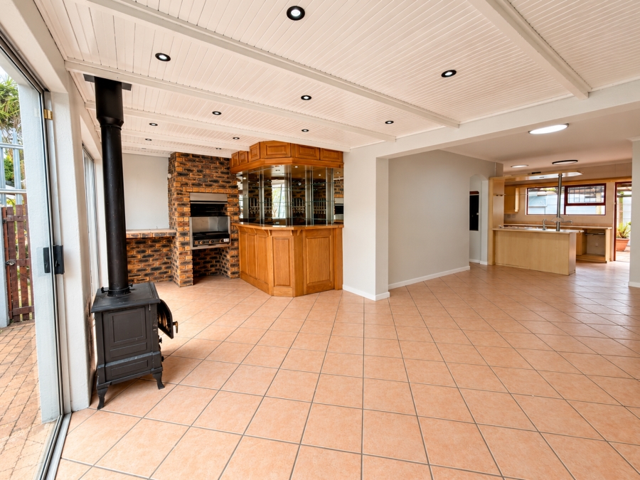4 Bedroom Property for Sale in Bothasig Western Cape